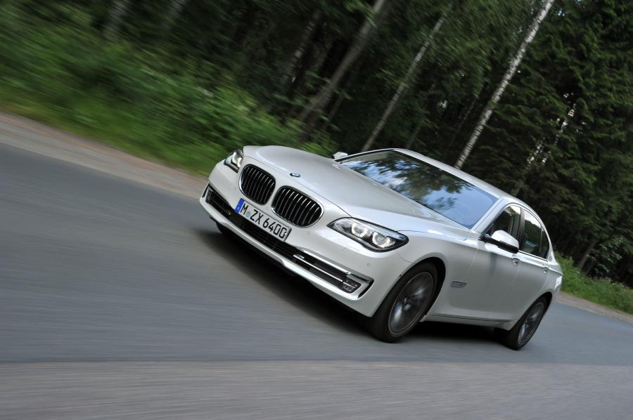  BMW 750i 2013 года  (фото 30 из 56)
